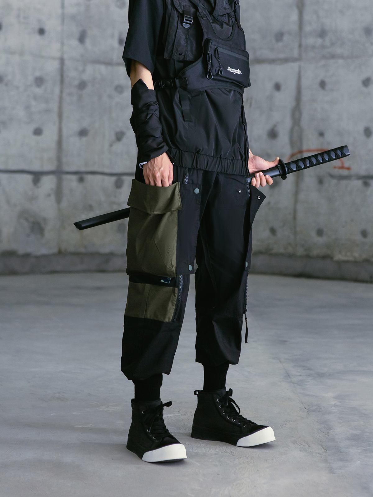 https://cgiclothing.co.uk/images/trousers-joggers/sacrament-multi-pocket-patchwork-cuffed-techwear-joggers-black.jpg